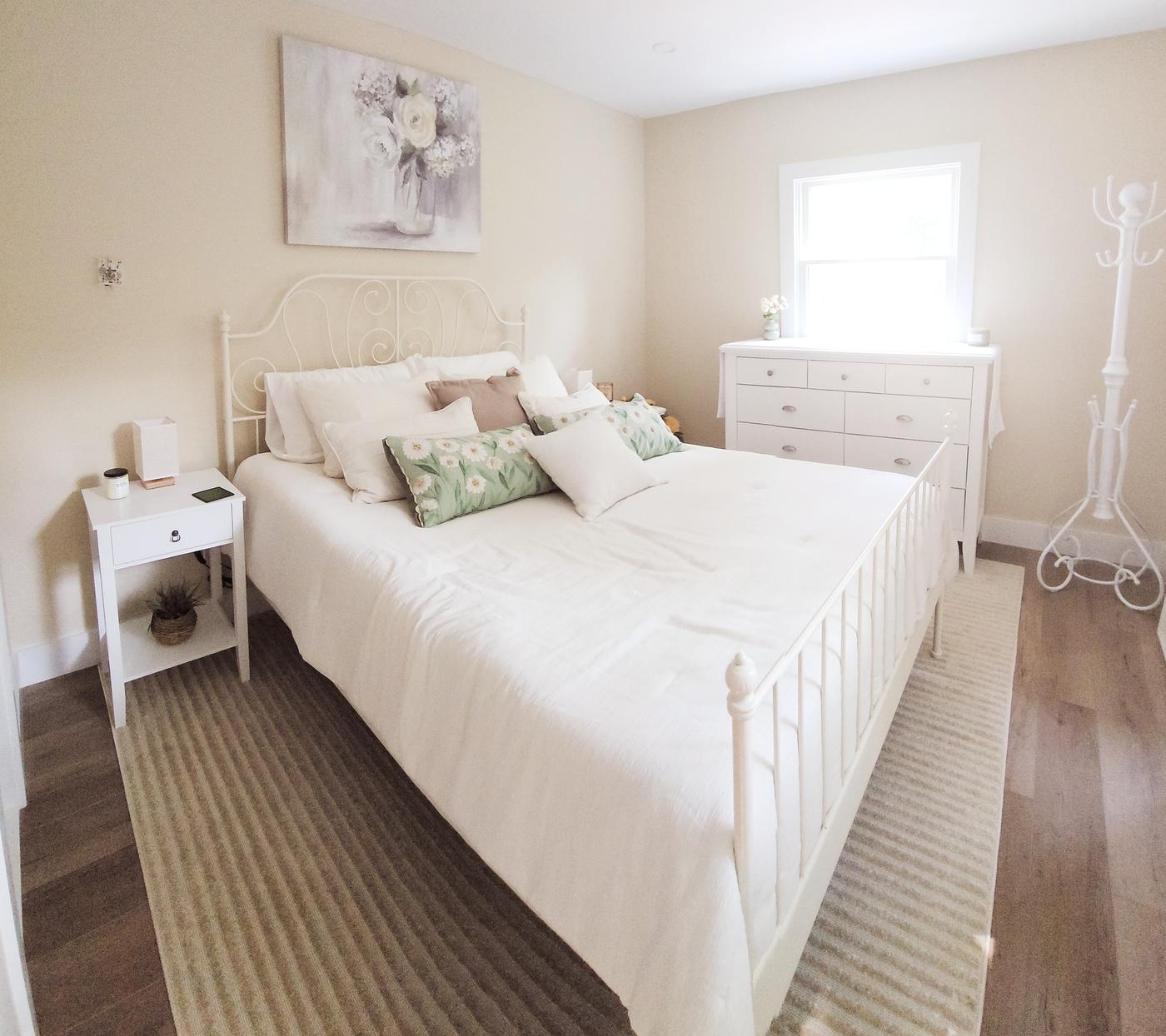 Bedroom designed around a Montauk daisy theme